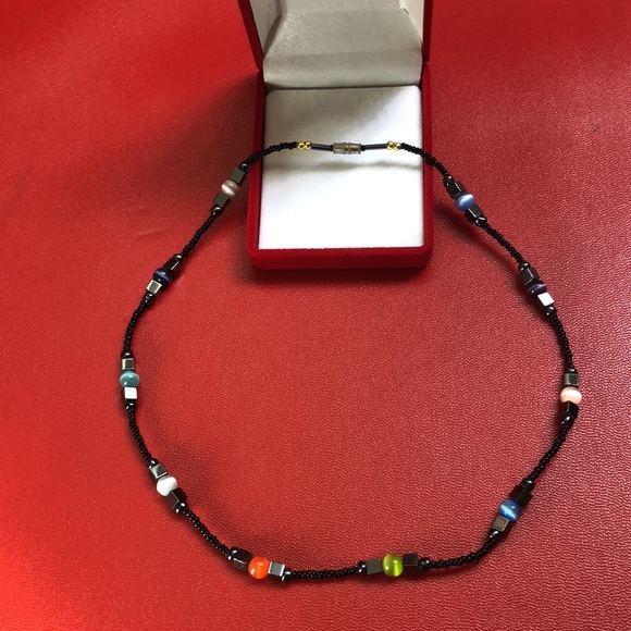 Cat’s Eye Necklace New in Red Case - Picture 2 of 5